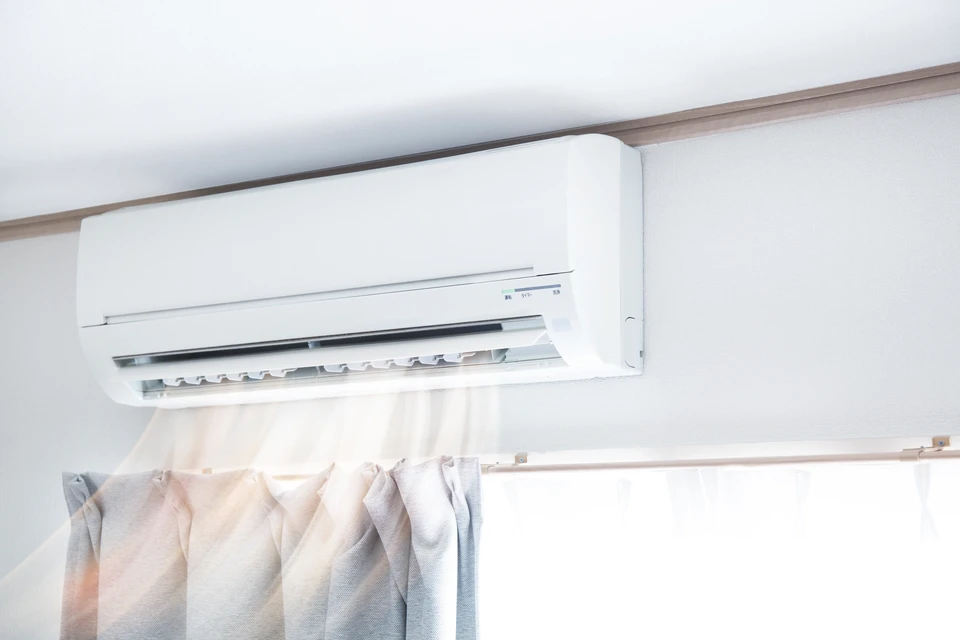 Int&eacute;rieur moderne avec climatiseur mural blanc install&eacute; pr&egrave;s du plafond