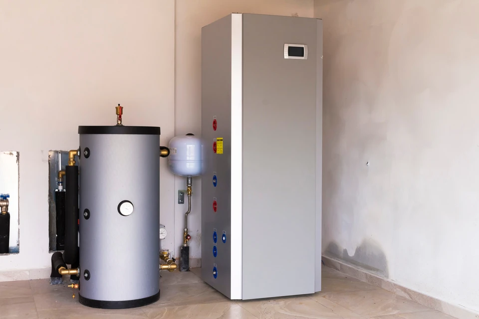 Int&eacute;rieur d'un local technique avec installation de chauffage moderne