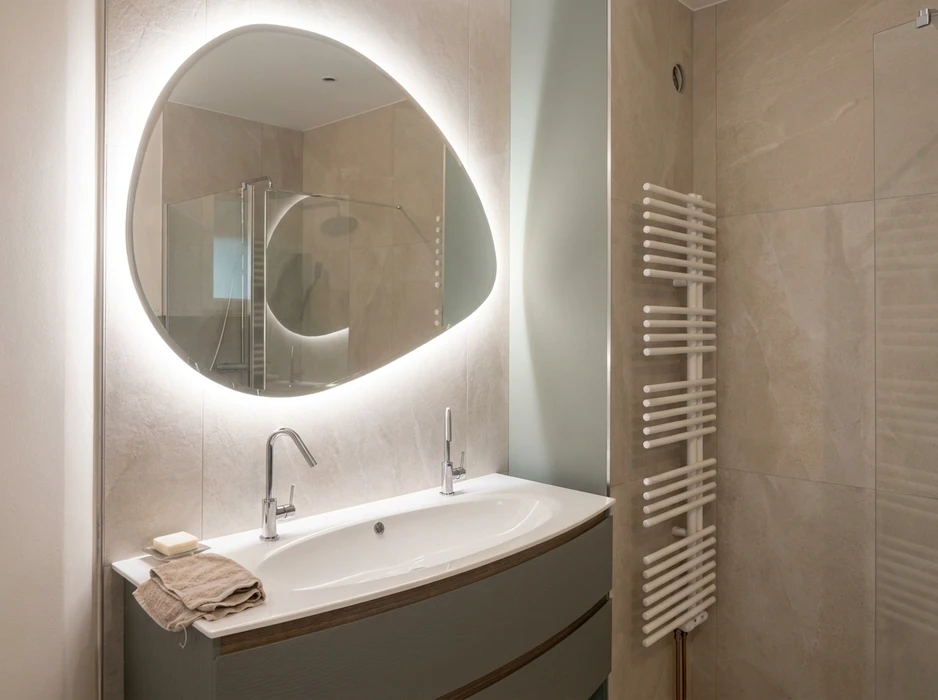 Salle de bain moderne épurée, double vasque encastrée blanche sur meuble suspendu bois foncé, deux robinets mitigeurs chromés col de cygne