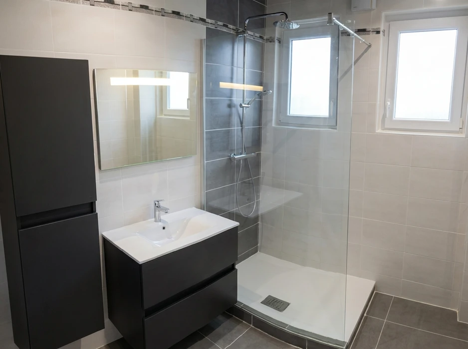Salle de bain moderne rénovée, sans personnage