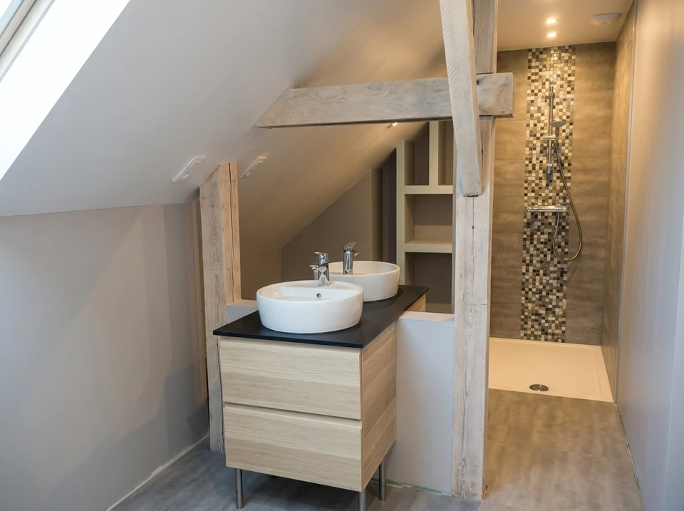 WC suspendu blanc design, fixé sur cloison en mosaïque carrelage petit format rouge et beige