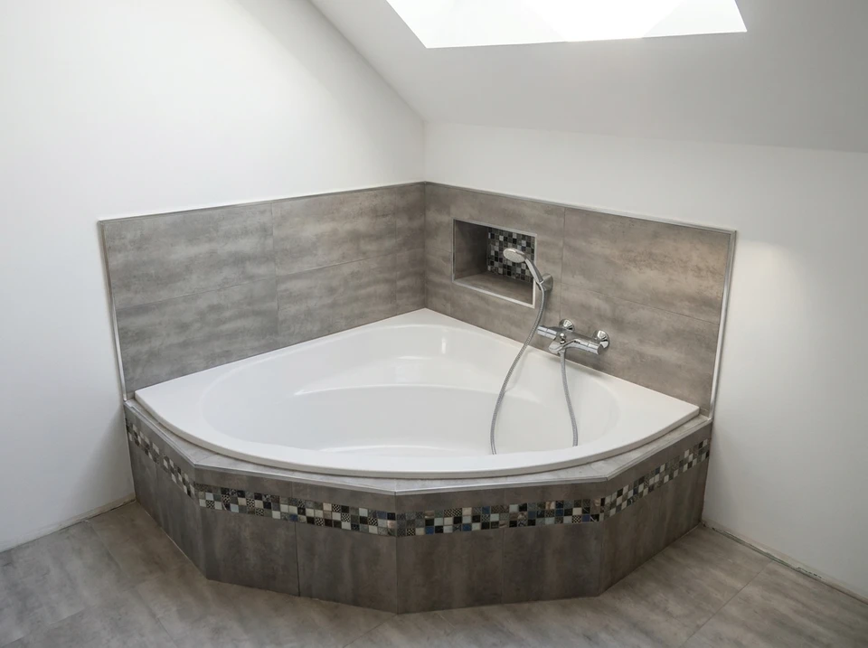 Salle de bain moderne avec toilettes suspendues murales, meuble vasque flottant en bois avec rangements ouverts, miroir LED rectangulaire et éclairage linéaire au plafond