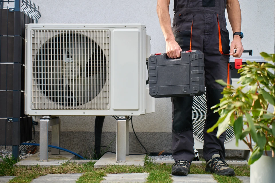 Intérieur moderne avec fond dégradé bleu, présentation de gamme d'équipements HVAC professionnels disposés symétriquement sur surface réfléchissante