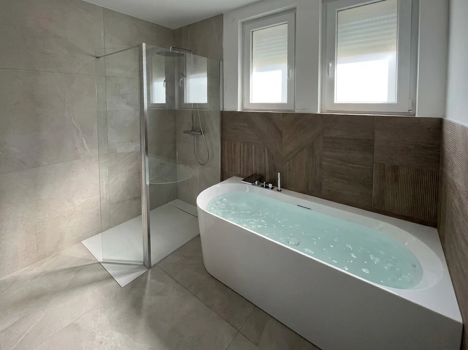 Salle de bain moderne rénovée, sans personnage